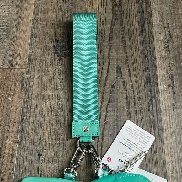 NWT lululemon dual pouch wrislet - Picture 4 of 7